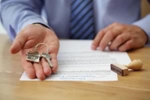Купля-продажа жилого дома с земельным участком: составление договора и важные нюансы
